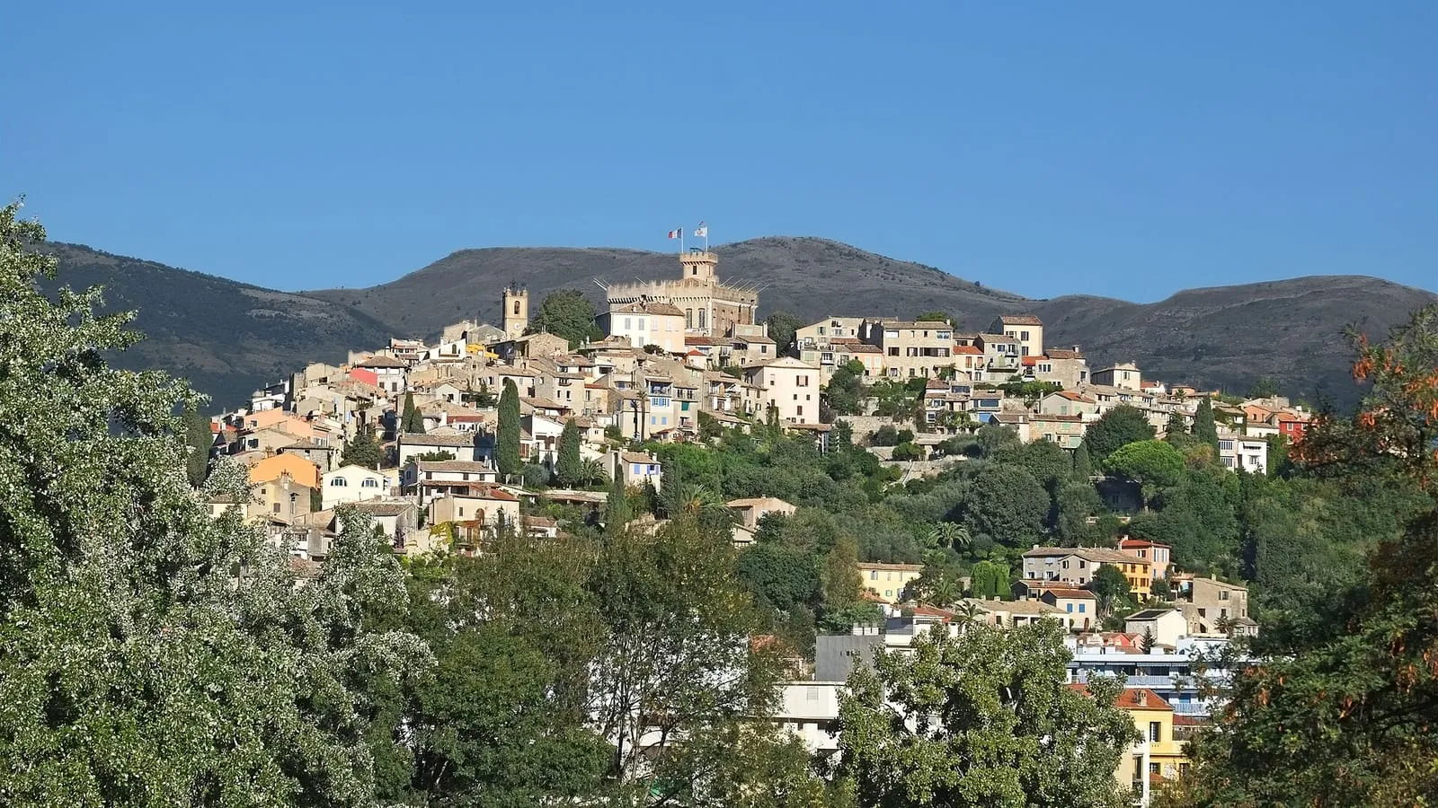 Le village médiéval du Haut-de-Cagnes perché sur sa colline, dominé par le château Grimaldi
