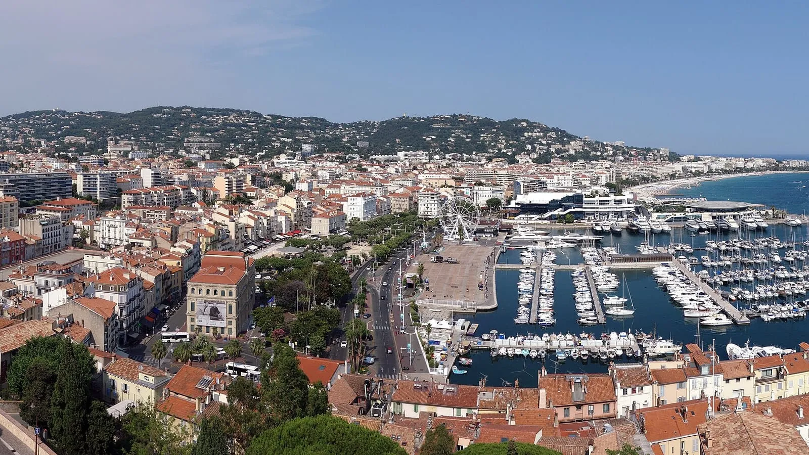 Vue panoramique de Cannes depuis la tour du Suquet : le Vieux Port et ses yachts, la grande roue, le Palais des Festivals et la baie de Cannes
