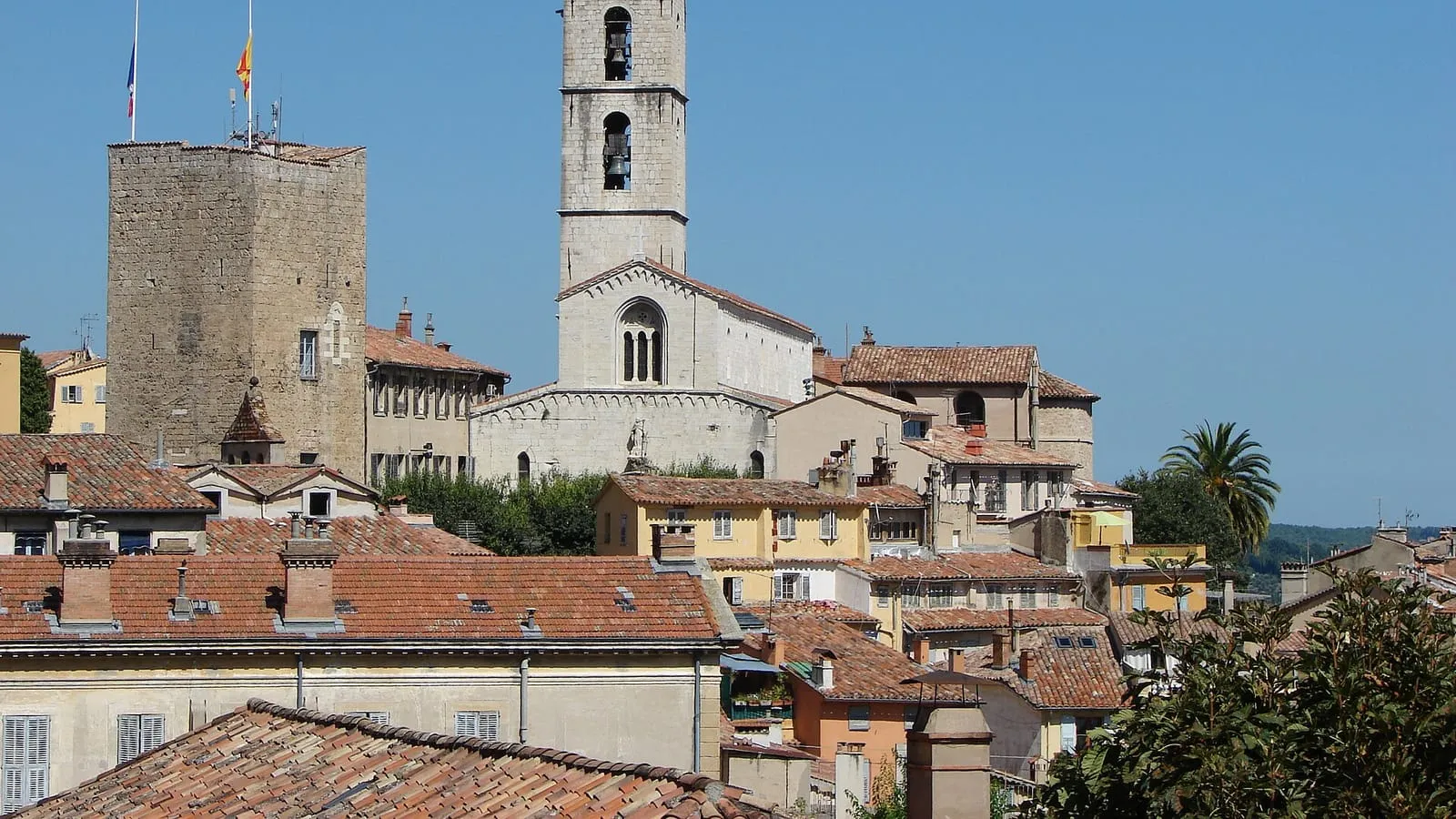 La vieille ville de Grasse : la cathédrale Notre-Dame-du-Puy, la tour du donjon et les toits de tuiles provençales