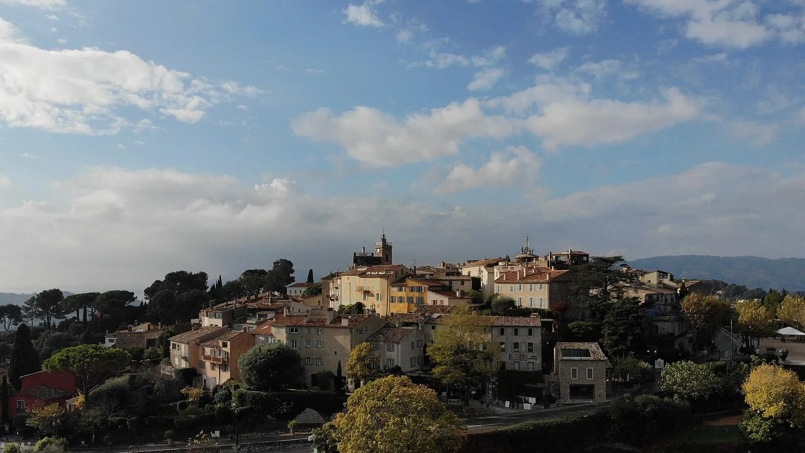 Le village perché de Mougins sur sa colline, avec son clocher et ses maisons provençales entourées de verdure