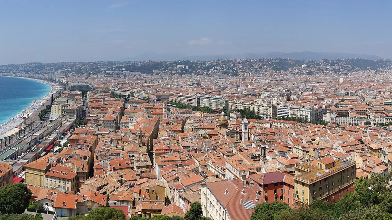 Panorama de Nice depuis la colline du Château : la Baie des Anges, la Promenade des Anglais et les toits de la vieille ville