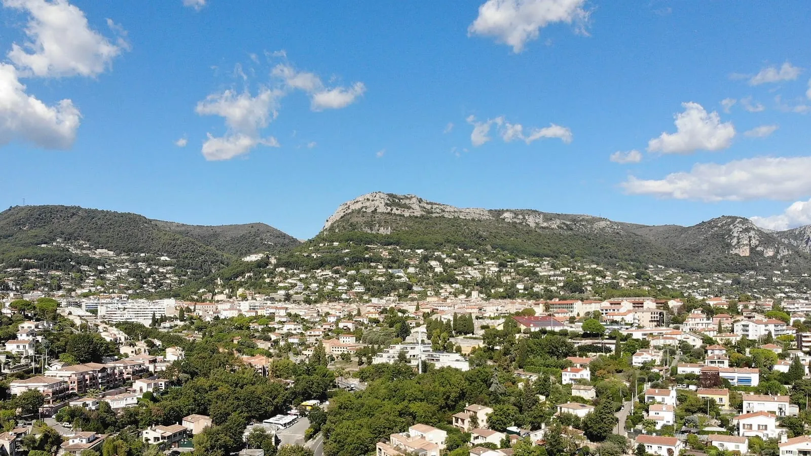 Vue panoramique de Vence, la cité historique et ses toits de tuiles adossés aux Baous