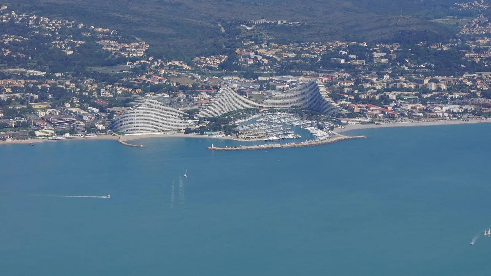 Marina Baie des Anges vue de la mer : les immeubles pyramidaux emblématiques de Villeneuve-Loubet entourant le port de plaisance